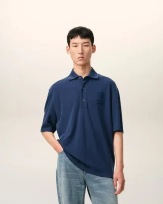 Ami de Coeur Polo en coton bleu avec écusson en tricot