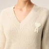 Ami de Coeur Sweater à col en V en laine côtelée blanche