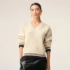 Ami de Coeur Sweater à col en V en laine côtelée blanche