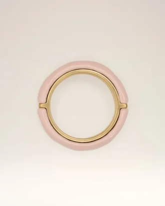 Anneau martelé en laiton rose laqué