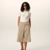 Bermuda beige en coton avec ceinture enveloppante