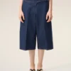 Bermuda bleu en coton avec ceinture enveloppante