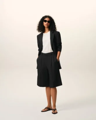 Bermuda large en laine vierge noire à taille basse