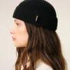 Bonnet en laine noire avec étiquette en cuir « Ami »