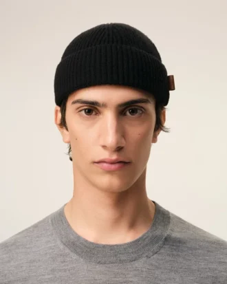 Bonnet en laine noire avec étiquette en cuir « Ami »