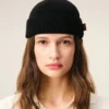 Bonnet en laine noire avec étiquette en cuir « Ami »
