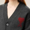 Cardigan en laine grise avec motif Ami de Coeur contrasté