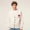 Cardigan en laine naturelle avec motif Ami de Coeur contrasté