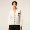 Cardigan en laine naturelle avec motif Ami de Coeur contrasté