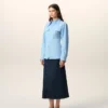 Chemise ajustée à col pointu en coton bleu