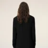 Chemise ajustée à col pointu en soie mélangée noire
