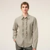 Chemise ajustée à manches longues en coton beige à volants