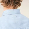 Chemise ajustée à manches longues en coton bleu à volants