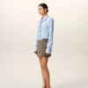 Chemise ajustée à manches longues en coton bleu à volants