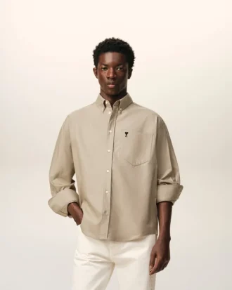 Chemise Ami de Coeur en coton beige, coupe carrée et brodée