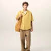 Chemise carrée à manches courtes et col camp en coton jaune