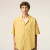 Chemise carrée à manches courtes et col camp en coton jaune