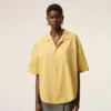 Chemise carrée à manches courtes et col camp en coton jaune