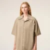 Chemise large à manches courtes et col camp en coton beige