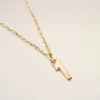 Collier avec pendentif « 1 » en laiton martelé doré