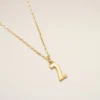 Collier avec pendentif « 2 » martelé en laiton doré