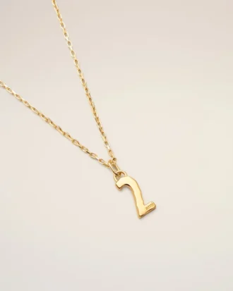 Collier avec pendentif « 2 » martelé en laiton doré