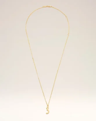 Collier avec pendentif « 3 » martelé en laiton doré