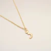 Collier avec pendentif « 3 » martelé en laiton doré