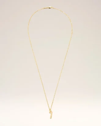 Collier avec pendentif « 7 » martelé en laiton doré