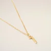 Collier avec pendentif « 7 » martelé en laiton doré