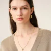 Collier avec pendentif « 7 » martelé en laiton doré