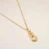 Collier avec pendentif « 8 » martelé en laiton doré