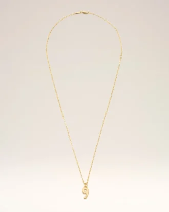 Collier avec pendentif « 9 » martelé en laiton doré