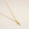 Collier avec pendentif « 9 » martelé en laiton doré