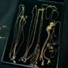 Collier avec pendentif « 2 » martelé en laiton doré