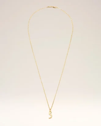 Collier pendentif « 5 » martelé en laiton doré
