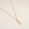 Collier pendentif « 5 » martelé en laiton doré