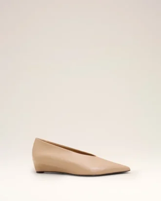 Escarpins à talons compensés et bout pointu en cuir d&rsquo;agneau beige