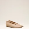 Escarpins à talons compensés et bout pointu en cuir d&rsquo;agneau beige