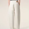 Jean blanc en coton à taille élastiquée et ceinture enveloppante, coupe ballon