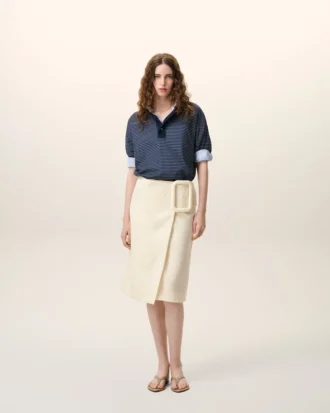 Jupe midi en laine vierge blanche avec grande boucle de ceinture