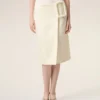 Jupe midi en laine vierge blanche avec grande boucle de ceinture