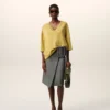 Jupe midi en laine vierge grise avec ceinture à grande boucle