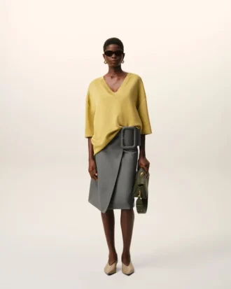Jupe midi en laine vierge grise avec ceinture à grande boucle