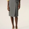 Jupe midi en laine vierge grise avec ceinture à grande boucle