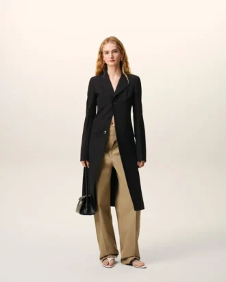 Manteau ajusté à simple boutonnage en laine vierge noire