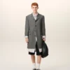 Manteau droit en laine vierge grise à simple boutonnage