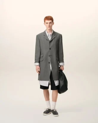 Manteau droit en laine vierge grise à simple boutonnage