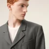 Manteau droit en laine vierge grise à simple boutonnage