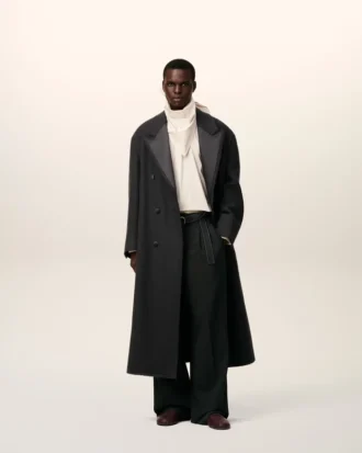 Manteau long noir en laine smockée à double boutonnage